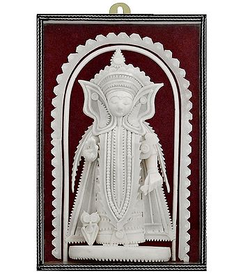 Shola Pith Statues