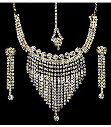 White Stone Studded Necklace, Earrings and Mang TIka